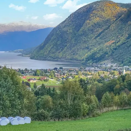 Feriehus 3 Bedroom Beautiful In Vik I Sogn