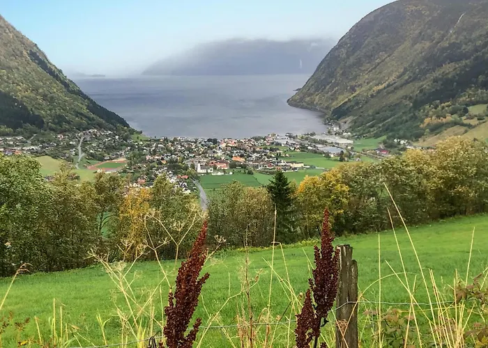 3 Bedroom Beautiful In Vik I Sogn Holiday home