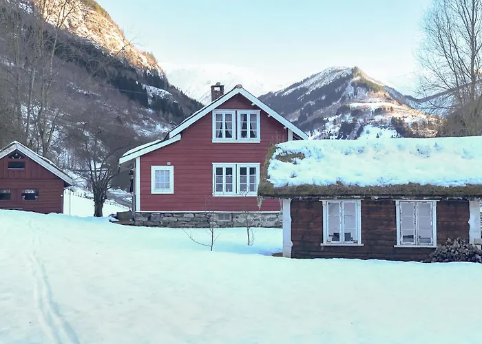 3 Bedroom Beautiful In Vik I Sogn Holiday home *